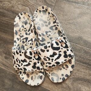 Leopard slides size 8